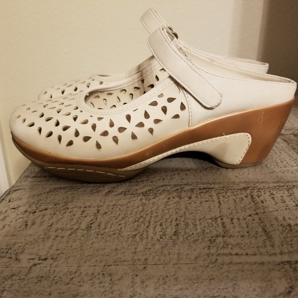 𝅺Solanz Vespa clogs cream lazer cut size 7.5 M shoes with strap